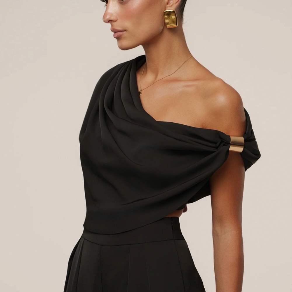 JLUXLABEL Black One-Shoulder Top